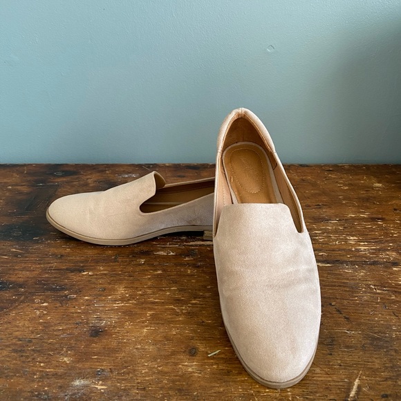 Universal Thread Shoes - Universal Thread beige/tan/cream suede loafers size 7